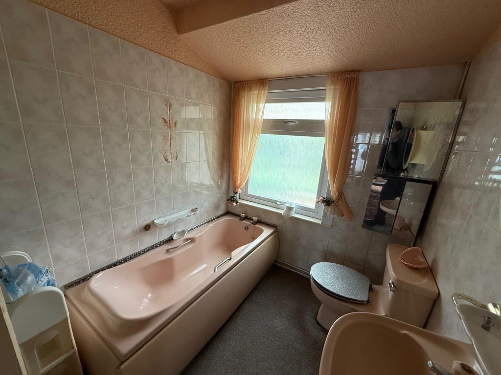 Lot: 115 - BUNGALOW FOR RENOVATION - bathroom with pink suite